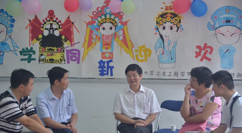 2成人网
党委书记张和秋同院党委副书记陈德铭、院团委书记许长宾及各级辅导员进行商议